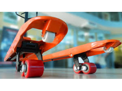 Яку роклу купити для складу: гідравлічну чи електричну